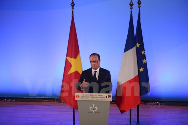 Presidente de Francia conversa con estudiantes vietnamitas ảnh 1