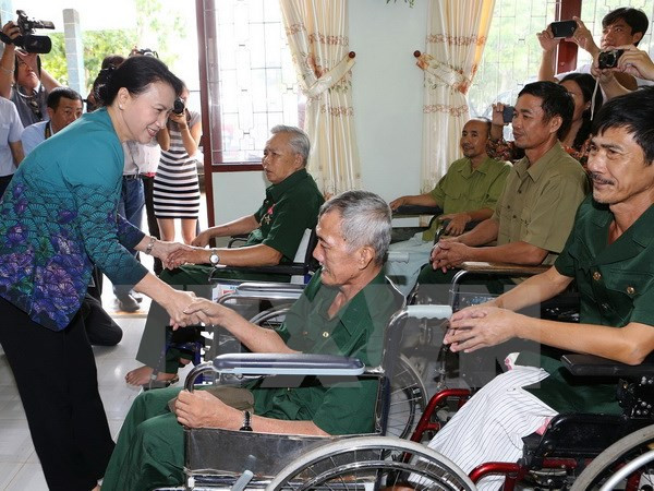 Presidenta del Parlamento vietnamita visita a personas con méritos revolucionarios ảnh 1 Presidenta del Parlamento vietnamita visita a personas con méritos revolucionarios ảnh 1