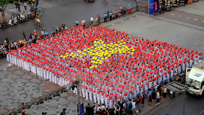 [Galería] Miles de estudiantes desfilan con Ao Dai en Ciudad Ho Chi Minh ảnh 2