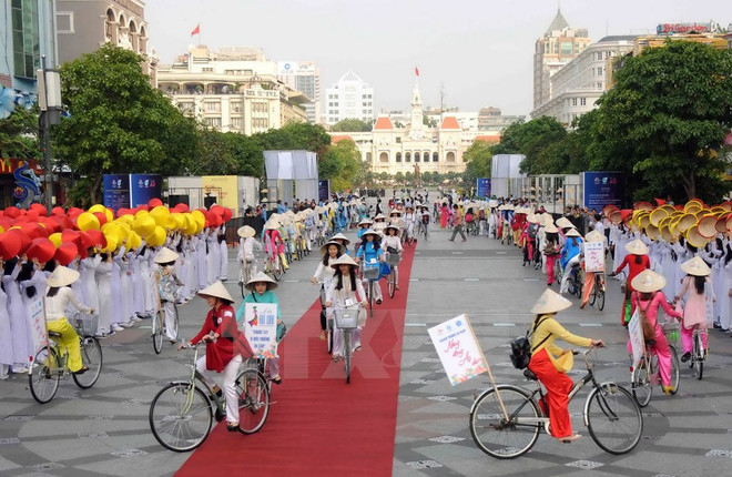 [Galería] Miles de estudiantes desfilan con Ao Dai en Ciudad Ho Chi Minh ảnh 6