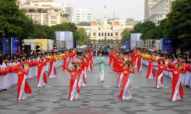[Galería] Miles de estudiantes desfilan con Ao Dai en Ciudad Ho Chi Minh ảnh 3