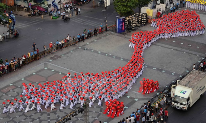 [Galería] Miles de estudiantes desfilan con Ao Dai en Ciudad Ho Chi Minh ảnh 1