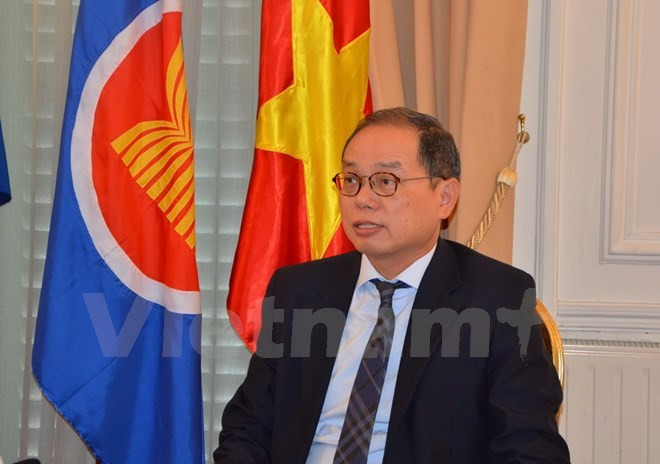 Embajador vietnamita recibe insignia de localidad francesa ảnh 1 Embajador vietnamita recibe insignia de localidad francesa ảnh 1