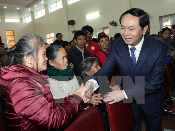 Presidente vietnamita entrega obsequios a residentes desfavorecidos en Nghe An ảnh 1 Presidente vietnamita entrega obsequios a residentes desfavorecidos en Nghe An ảnh 1