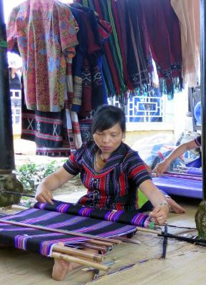 Vietnam reconoce a brocado de minoría patrimonio inmaterial nacional ảnh 1 Vietnam reconoce a brocado de minoría patrimonio inmaterial nacional ảnh 1