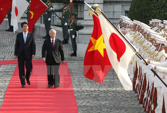 Visita de Shinzo Abe abre nueva perspectiva para nexos Vietnam-Japón ảnh 1