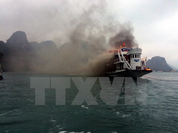 Sin daño humano en incendio de crucero en bahía de Ha Long ảnh 1 Sin daño humano en incendio de crucero en bahía de Ha Long ảnh 1