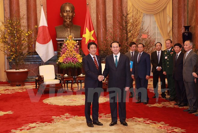 Presidente de Vietnam recibe a primer ministro japonés ảnh 1 Presidente de Vietnam recibe a primer ministro japonés ảnh 1