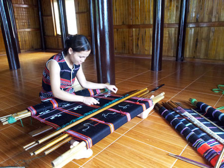 Brocado de minoría Ta Oi reconocido patrimonio inmaterial de Vietnam ảnh 1