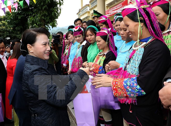 Presidenta del Parlamento entrega regalos a pobladores de provincia norteña por el Tet ảnh 1 Presidenta del Parlamento entrega regalos a pobladores de provincia norteña por el Tet ảnh 1