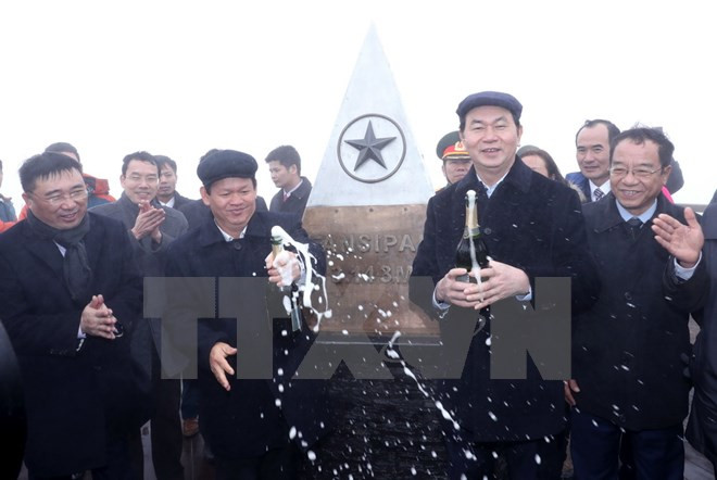 Presidente de Vietnam alza bandera nacional en pico Fansipan ảnh 1 Presidente de Vietnam alza bandera nacional en pico Fansipan ảnh 1