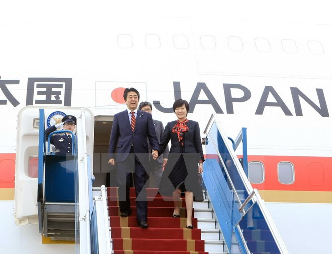 Primer ministro de Japón concluye visita oficial a Vietnam ảnh 1 Primer ministro de Japón concluye visita oficial a Vietnam ảnh 1