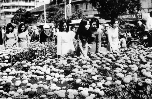 [Foto] Tras la guerra, Vietnam superó las dificultades para la reconstrucción nacional bajo la dirección del Partido Comunista ảnh 14