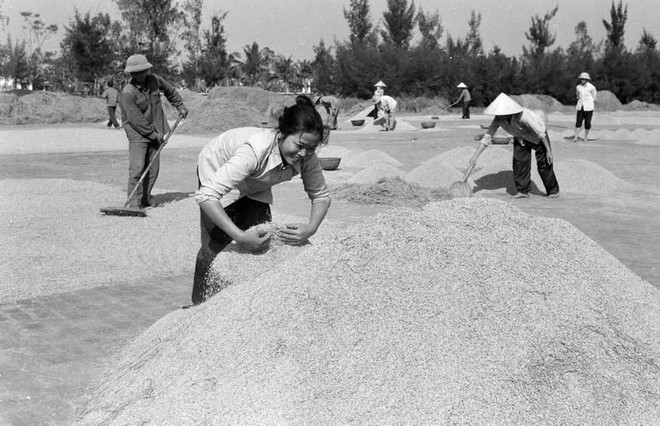 [Foto] Tras la guerra, Vietnam superó las dificultades para la reconstrucción nacional bajo la dirección del Partido Comunista ảnh 20