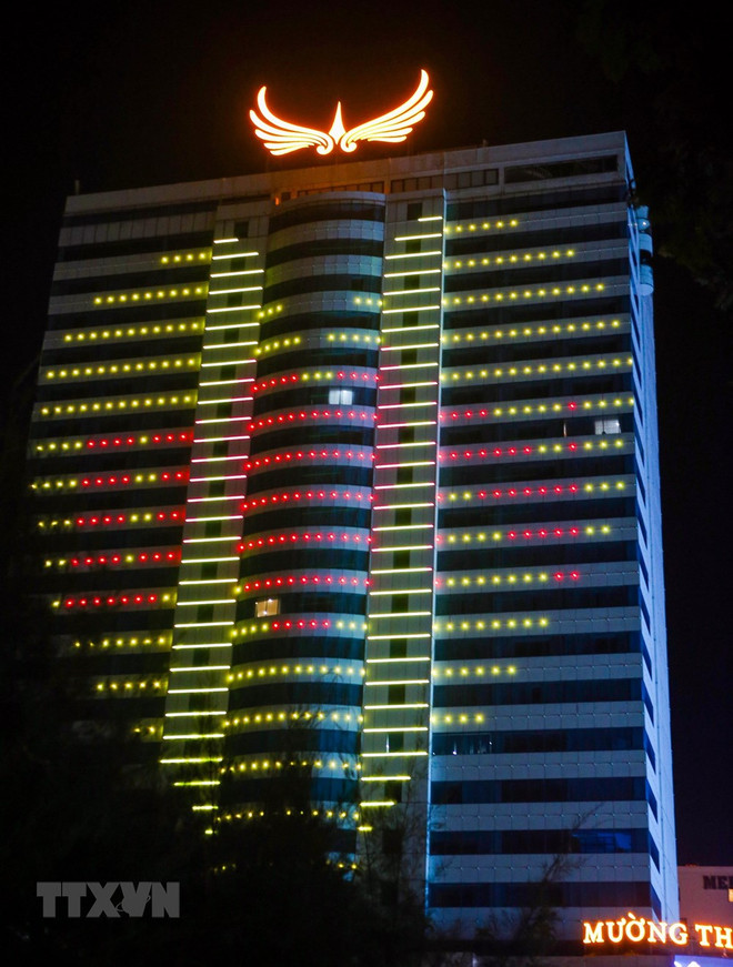 [Foto] Da Nang ilumina imagen del corazón para alentar esfuerzos conjuntos en lucha contra COVID-19 ảnh 3