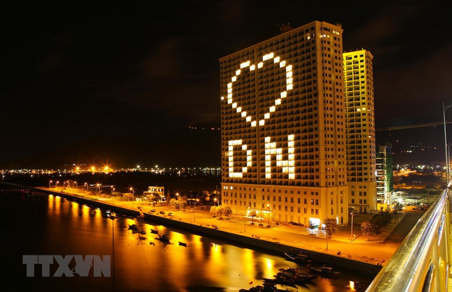[Foto] Da Nang ilumina imagen del corazón para alentar esfuerzos conjuntos en lucha contra COVID-19 ảnh 1