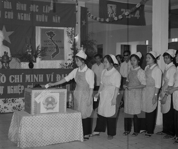 [Foto] Tras la guerra, Vietnam superó las dificultades para la reconstrucción nacional bajo la dirección del Partido Comunista ảnh 5