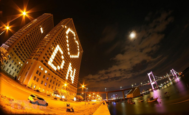[Foto] Da Nang ilumina imagen del corazón para alentar esfuerzos conjuntos en lucha contra COVID-19 ảnh 2