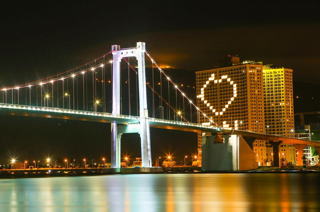 [Foto] Da Nang ilumina imagen del corazón para alentar esfuerzos conjuntos en lucha contra COVID-19 ảnh 4