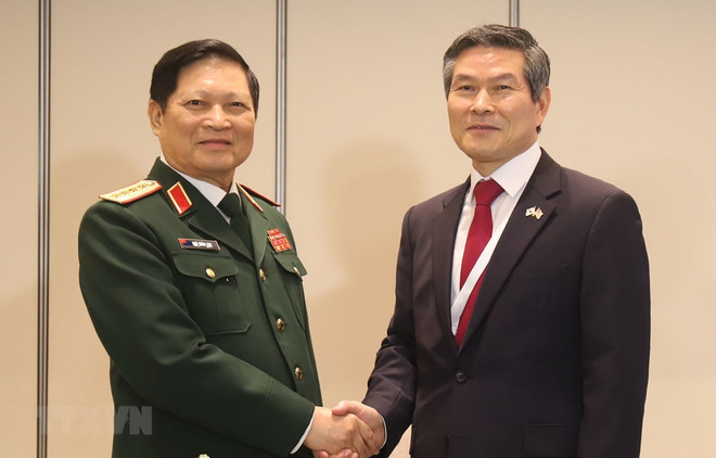 Ministro de Defensa de Vietnam cumple amplio programa de encuentros en Singapur ảnh 1 Ministro de Defensa de Vietnam cumple amplio programa de encuentros en Singapur ảnh 1