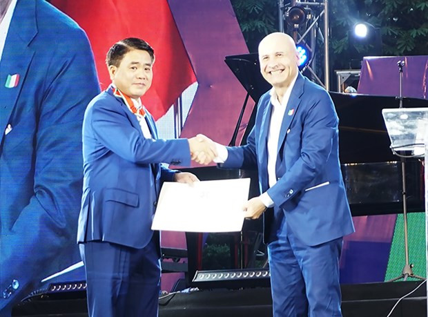 Recibe presidente del gobierno de Hanoi Orden al Mérito de la República Italiana ảnh 1 Recibe presidente del gobierno de Hanoi Orden al Mérito de la República Italiana ảnh 1