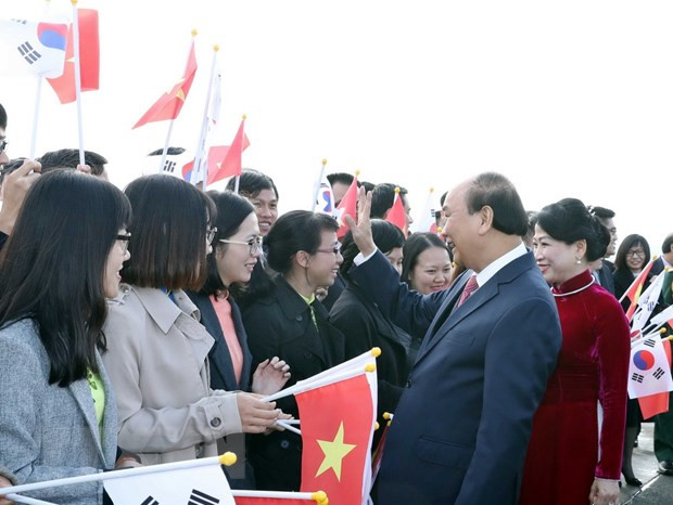 Premier vietnamita llega a Busan para la cumbre ASEAN- Corea del Sur ảnh 1 Premier vietnamita llega a Busan para la cumbre ASEAN- Corea del Sur ảnh 1