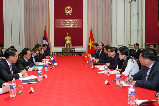 Premier vietnamita se reúne con su homólogo laosiano en Bruselas ảnh 1 Premier vietnamita se reúne con su homólogo laosiano en Bruselas ảnh 1