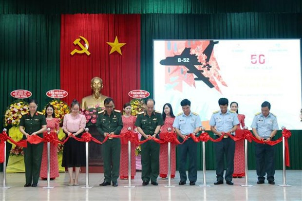 En Ciudad Ho Chi Minh exposición marca el 50 aniversario del triunfo “Dien Bien Phu en el aire” ảnh 2