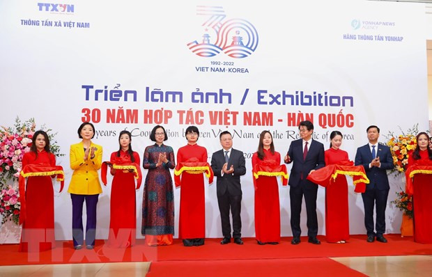 Exposición fotográfica sobre 30 años de cooperación Vietnam-Corea del Sur ảnh 2