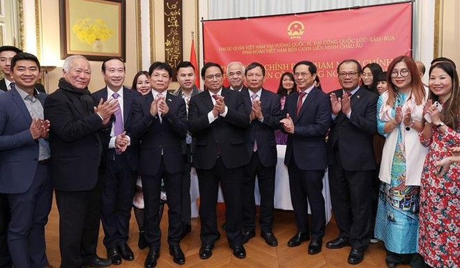 Primer ministro de Vietnam se reúne con comunidad de connacionales en Bélgica ảnh 1 Primer ministro de Vietnam se reúne con comunidad de connacionales en Bélgica ảnh 1