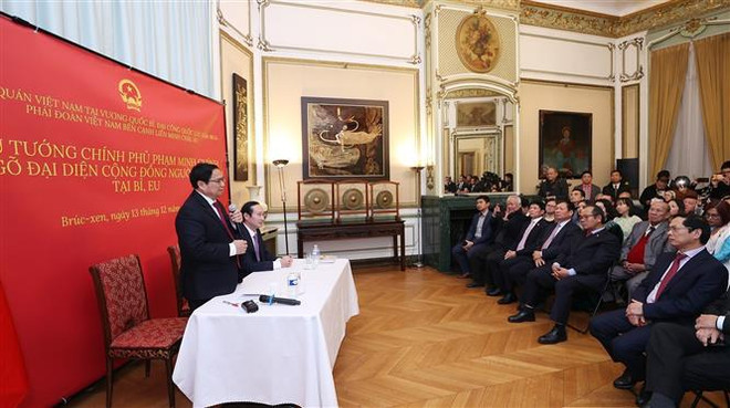 Primer ministro de Vietnam se reúne con comunidad de connacionales en Bélgica ảnh 2 Primer ministro de Vietnam se reúne con comunidad de connacionales en Bélgica ảnh 2