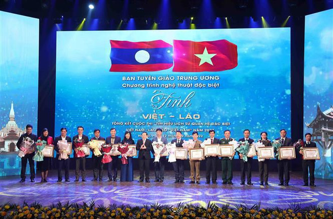 Entregan premios del concurso sobre historia de nexos especiales Vietnam - Laos en 2022 ảnh 2
