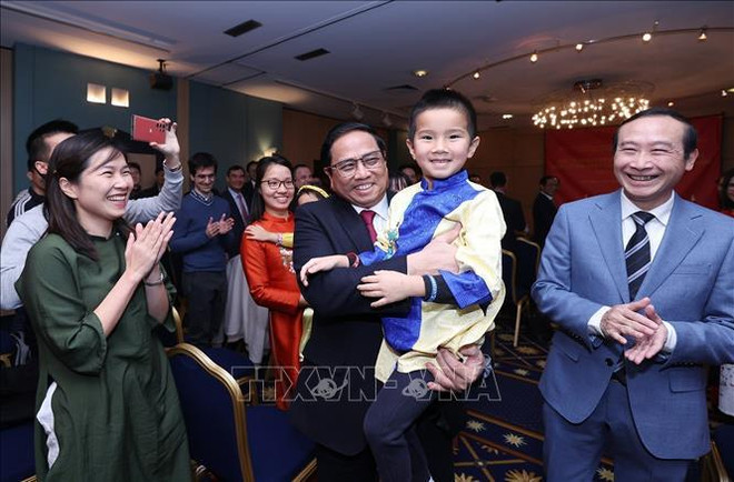 Premier vietnamita se reúne con comunidad coterránea en Luxemburgo ảnh 2 Premier vietnamita se reúne con comunidad coterránea en Luxemburgo ảnh 2