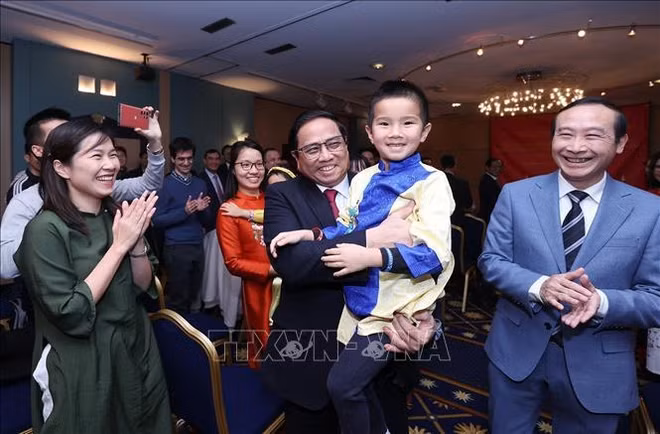 Premier vietnamita se reúne con comunidad coterránea en Luxemburgo ảnh 2