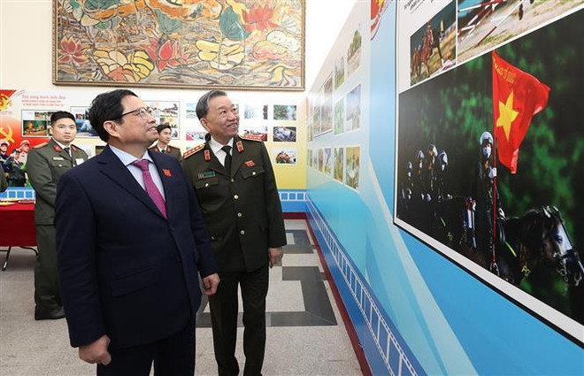 Premier vietnamita alaba aportes de la policía popular a desarrollo nacional ảnh 2 Premier vietnamita alaba aportes de la policía popular a desarrollo nacional ảnh 2