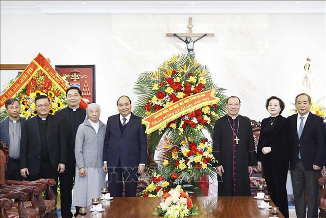 Dirigentes vietnamitas felicitan a comunidad católica en ocasión de Navidad ảnh 1 Dirigentes vietnamitas felicitan a comunidad católica en ocasión de Navidad ảnh 1