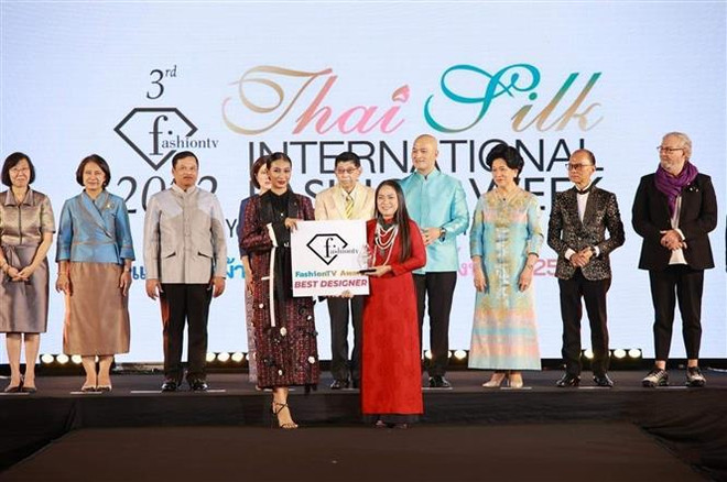 Vietnam conquista premios en Semana de moda internacional y seda de Tailandia ảnh 1 Vietnam conquista premios en Semana de moda internacional y seda de Tailandia ảnh 1