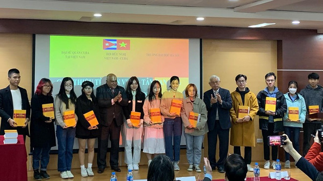 Presentan primer diccionario vietnamita-español en Vietnam ảnh 1 Presentan primer diccionario vietnamita-español en Vietnam ảnh 1