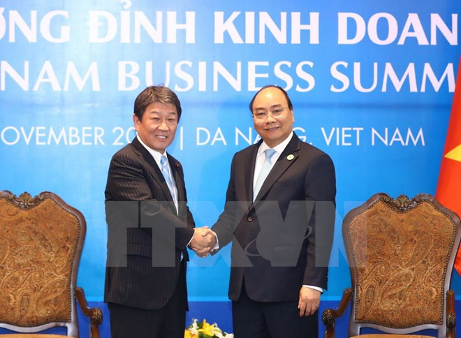 Premier vietnamita recibe a ministro japonés de Revitalización Económica ảnh 1 Premier vietnamita recibe a ministro japonés de Revitalización Económica ảnh 1