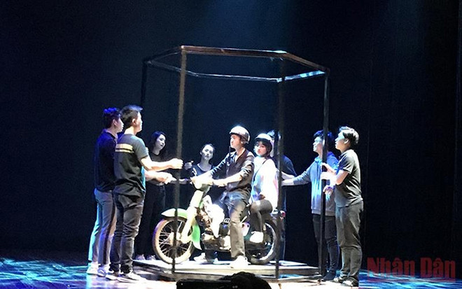 Efectúan espectáculo escénico con motivo del 29 aniversario de lazos Vietnam-Corea del Sur ảnh 1 Efectúan espectáculo escénico con motivo del 29 aniversario de lazos Vietnam-Corea del Sur ảnh 1