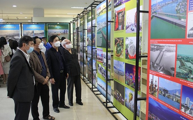 Efectúan en Da Nang exposición fotográfica sobre los puentes locales ảnh 1 Efectúan en Da Nang exposición fotográfica sobre los puentes locales ảnh 1