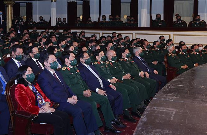 Primer ministro vietnamita destaca la unidad entre el ejército y el pueblo ảnh 2 Primer ministro vietnamita destaca la unidad entre el ejército y el pueblo ảnh 2