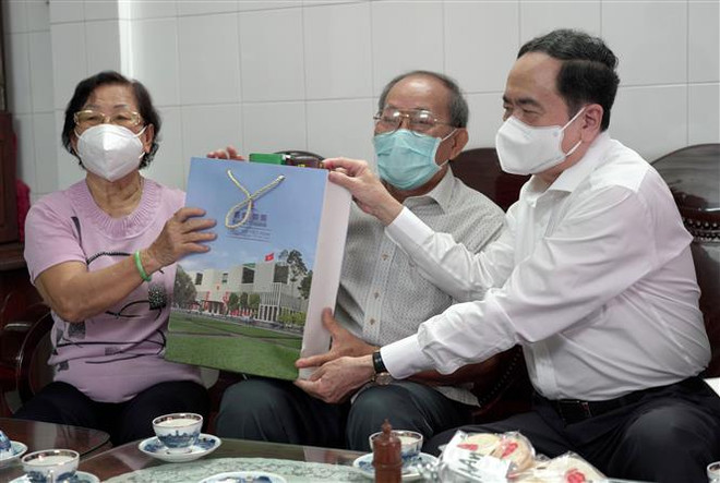 Obsequian a familias beneficiadas de políticas sociales en provincia vietnamita por el Tet ảnh 1 Obsequian a familias beneficiadas de políticas sociales en provincia vietnamita por el Tet ảnh 1