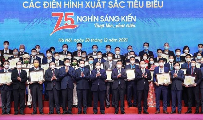 Primer ministro de Vietnam resalta nutridas iniciativas para impulsar desarrollo nacional ảnh 1 Primer ministro de Vietnam resalta nutridas iniciativas para impulsar desarrollo nacional ảnh 1