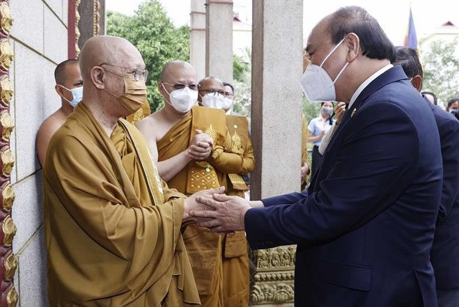 Presidente de Vietnam visita a patriarcas budistas de Camboya ảnh 1