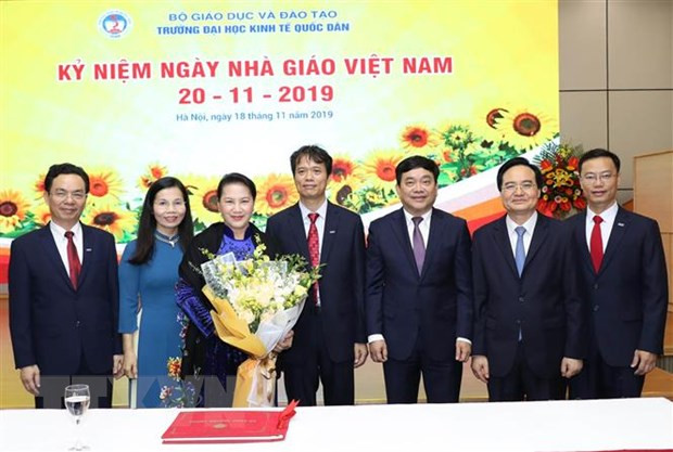 Felicita presidenta del Parlamento de Vietnam a maestros nacionales ảnh 1 Felicita presidenta del Parlamento de Vietnam a maestros nacionales ảnh 1
