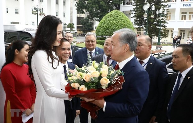 Presidente de la Cámara Baja de Kazajstán visita Universidad de Hanoi ảnh 1 Presidente de la Cámara Baja de Kazajstán visita Universidad de Hanoi ảnh 1