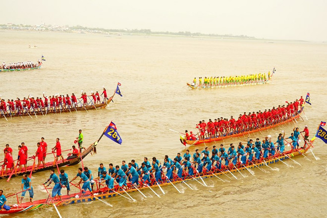 Nutrida participación en el Festival del Agua en Camboya ảnh 1