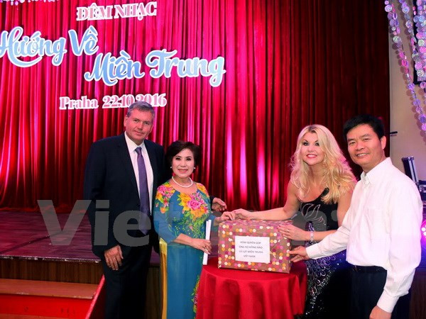 Vietnamitas en extranjero ayudan a compatriotas afectados por inundaciones ảnh 1