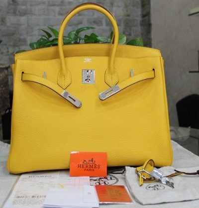 Vietnam destruye miles de productos falsificados de cuero ảnh 1 Vietnam destruye miles de productos falsificados de cuero ảnh 1